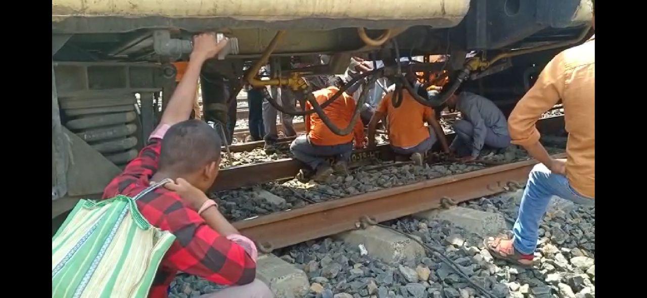 Big train accident escaped in Bilaspur Chhattisgarh