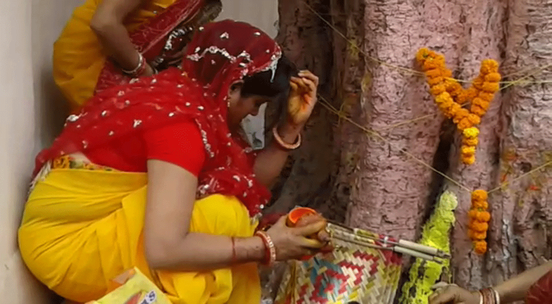 वीडियो : देखें रामनगरी के सरयू तट के किनारे ऐसे हुई वट सावित्री व्रत की पूजा 