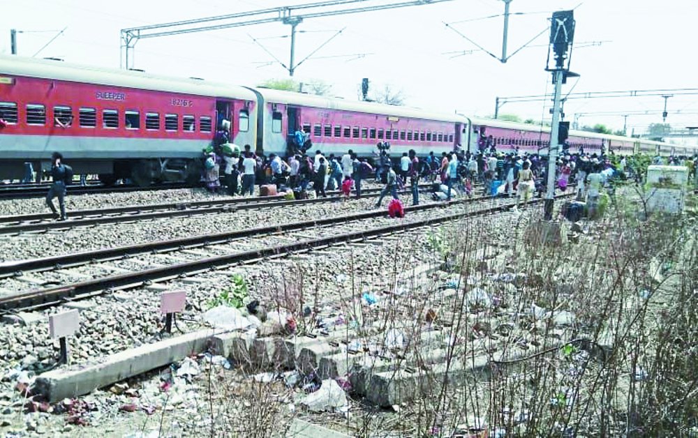 fire caught in Pawan Express train of satna prayagraj rail khand