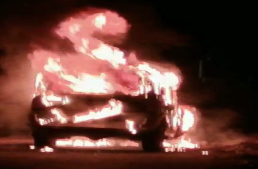 VIDEO: खड़ी बाइक और ट्रैक्टर को टक्कर मारने के बाद चलती स्कॉर्पियो में लगी आग, ड्राइवर सहित लोग कूदकर भागे