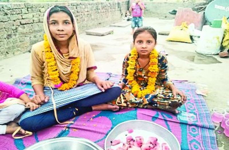 मंगलवार शाम को इफ्तार करते नन्हे रोजेदार।