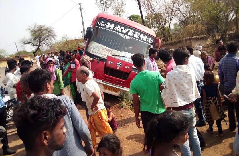 Big Breaking: यात्रियों से भरी बस अनियंत्रित होकर नाली में घुसी, 10 लोग गंभीर
रूप से घायल, मची चीख-पुकार