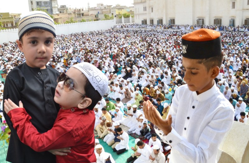 देशभर के साथ ही जिलेभर में ईद का त्यौहार आज अकीदत से मनाया जा रहा है। मुस्लिम मोहल्लों से लेेकर बाजार तक में हर ओर गले मिलकर मुबारकबाद का दौर चल रहा है।