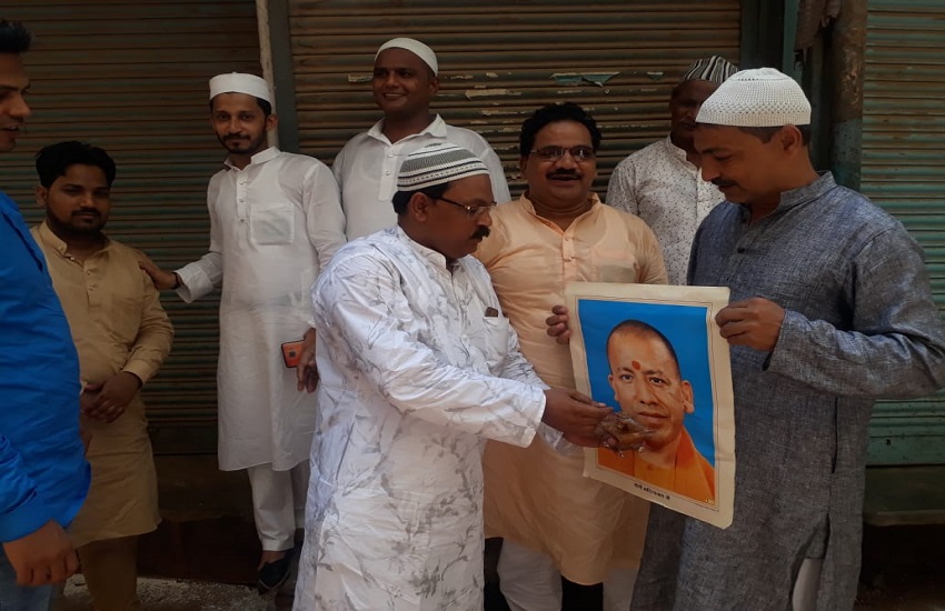 Muslim celebrate CM Yogi adityanath birtday
