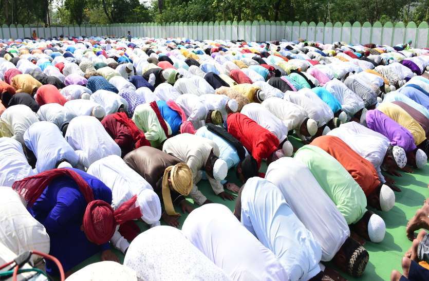 Photo Gallery : धूमधाम से मनाया जा रहा ईदगाह का पर्व, मुस्लिम समुदाय के लोगों ने
पढ़ी ईद की पहली नमाज