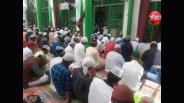 Between the strong security of the police, prayers in the royal mosque
