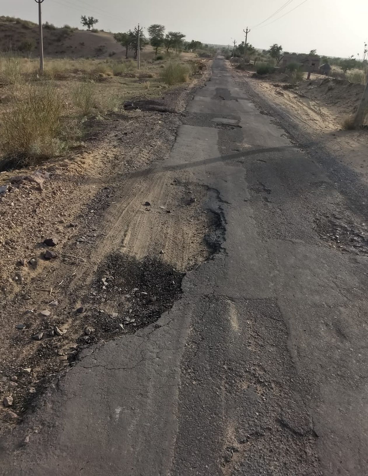 यहां तो मिट गया सड़क का नामोनिशां, लोग परेशान, जिम्मेदार बेपरवाह