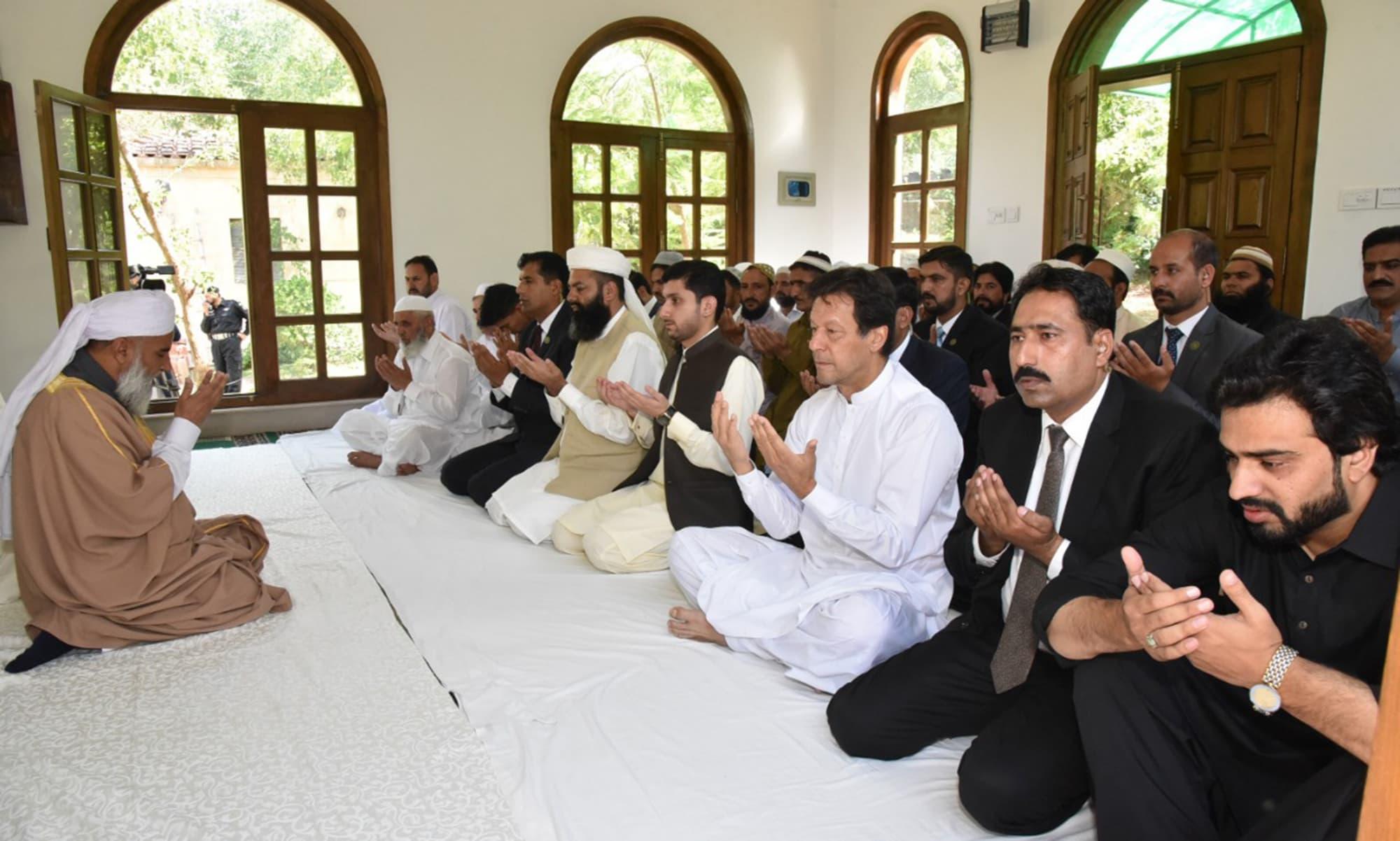 ईद के मौके पर नमाज पढ़ते हुए पाक पीएम इमरान खान