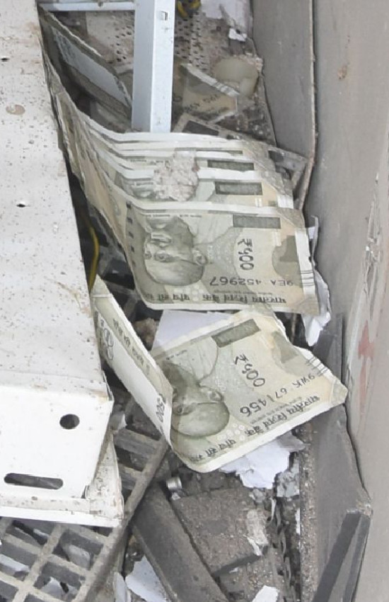 विस्फोट के बाद चोरों से बच गए नोट