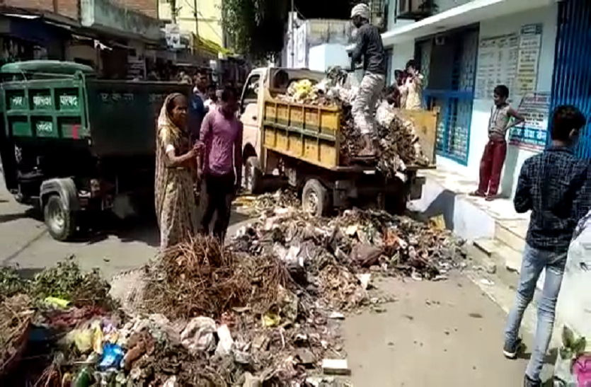 The municipal employees put the waste out of the bank