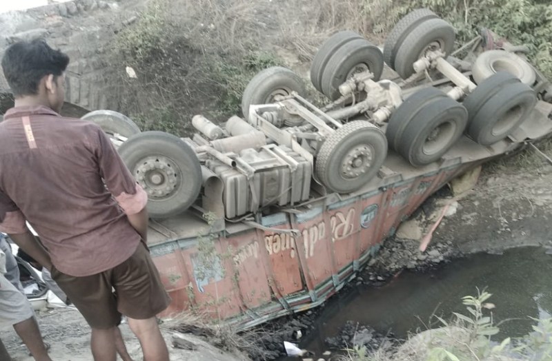 हाइवे पर पुल से नाले में गिरा ट्रक, तीन घंटे तक फंसा रहा हेल्पर, घटना के बाद से चालक फरार
