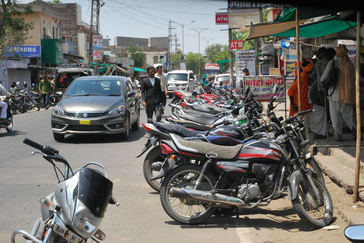 वाहन चालकों की मनमानी और यातायात पुलिस की बेपरवाही से बिगड़ रही व्यवस्था