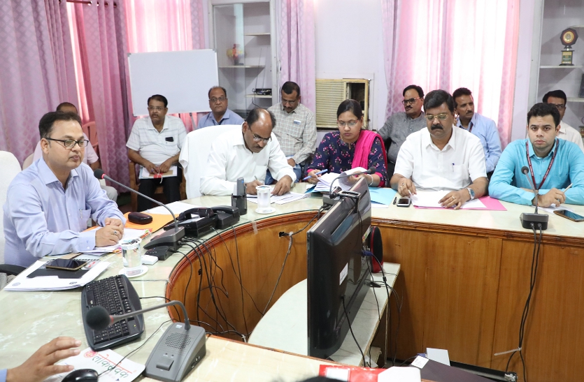 TL meeting, collector has reprimanded the mobile looking officers
