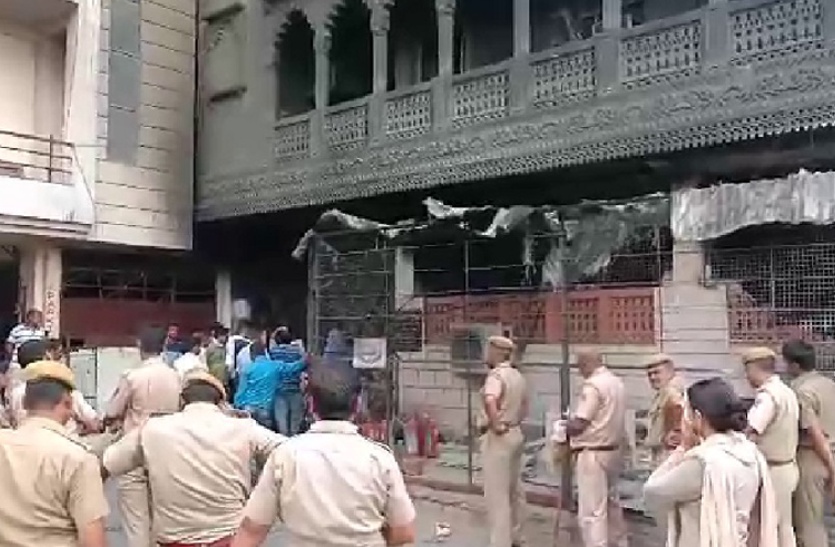 कोटा हॉस्टल अग्निकांड के बाद हरकत में आया प्रशासन, कांग्रेस नेता का हॉस्टल सीज, धरने पर बैठा संचालक
