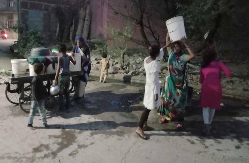 people-are-troubled-by-drinking-water-crisis-in-summer