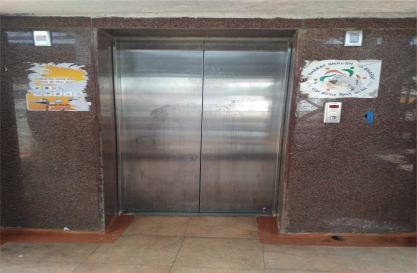 Passengers traveling in the lift for half an hour in the elevator, you also caution when going on the platform