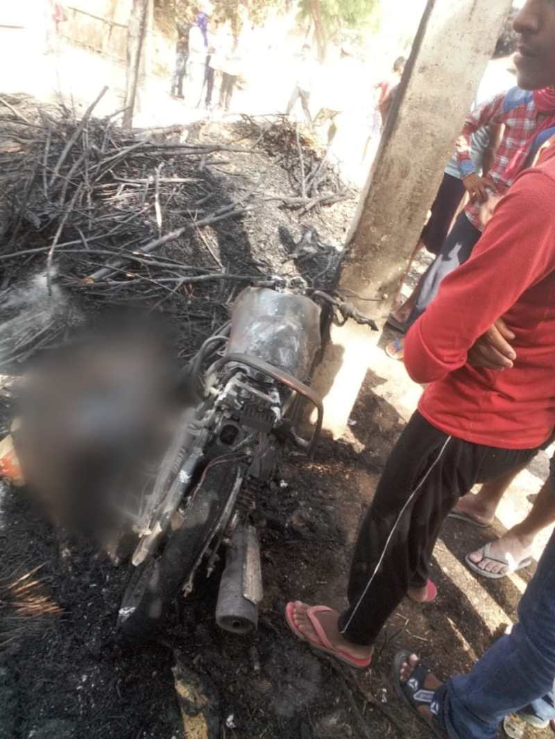 Youth died after fire in road accident In Tarun Ayodhya