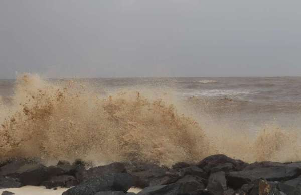 गुजरातः किनारे पर चट्टान से टकाराने के लिए तेजी से उठती समुद्र की ऊंची लहरें