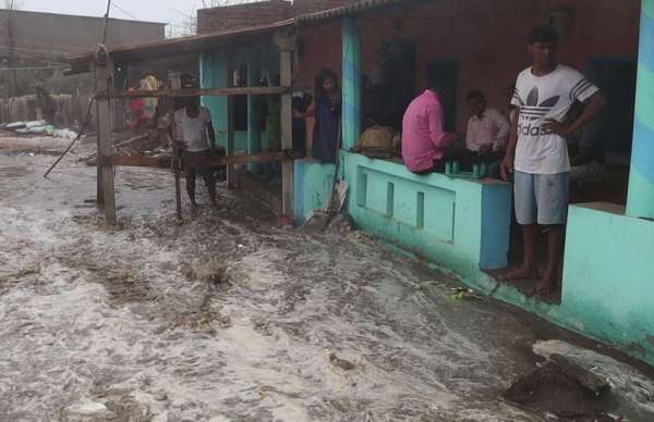 गुजरातः समुद्री किनारे पर वायु चक्रवात के खौफ में सहमे लोग