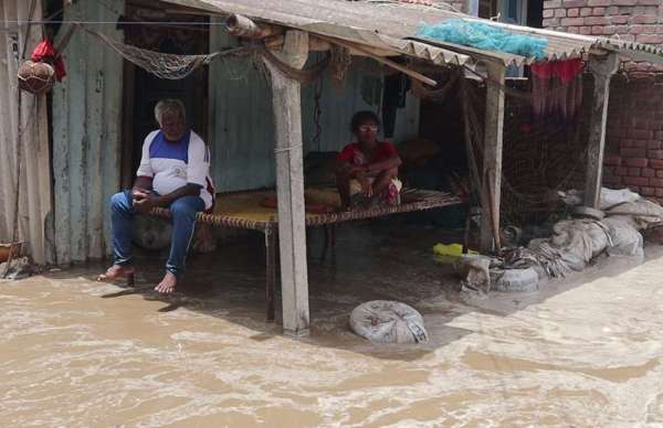 गुजरातः समुद्री किनारे पर वायु चक्रवात के खौफ में सहमे लोग