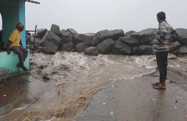 गुजरातः समुद्री किनारे पर वायु चक्रवात को लेकर बनाए गए पत्थर के बांध से आता पानी