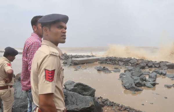 गुजरातः समुद्री किनारे पर वायु चक्रवात को लेकर मुस्तैदी से तैनात जवान
