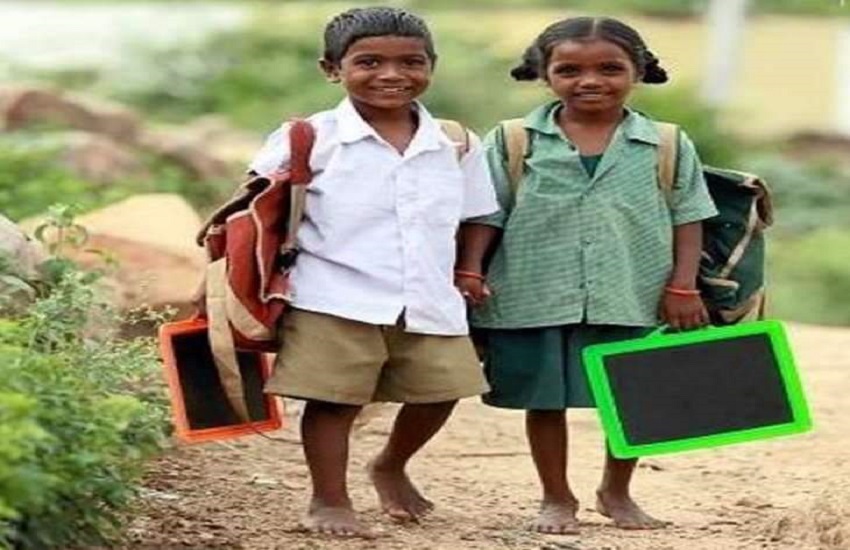 स्कूल जाते गरीबों के बच्चे