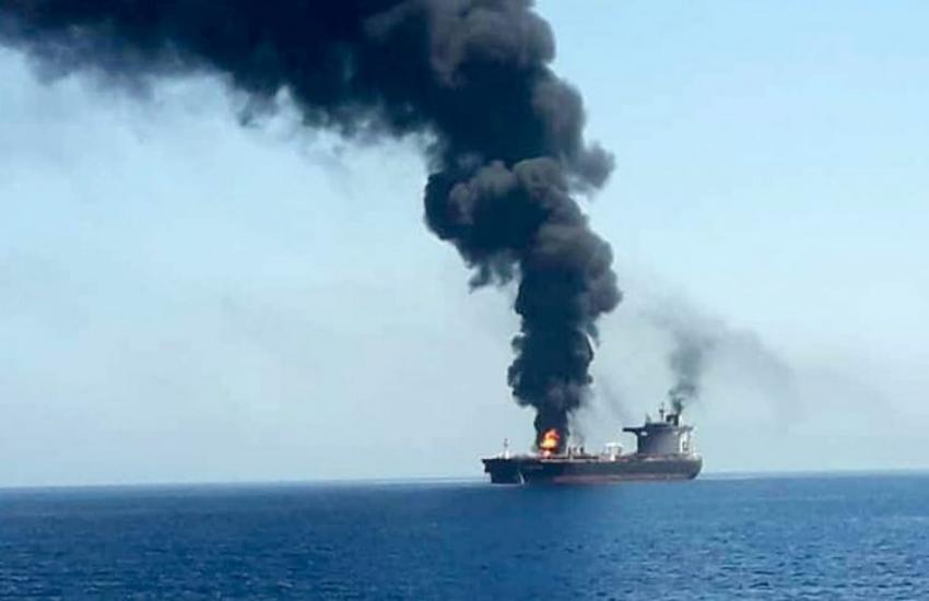 ओमान की खाड़ी में तेल टैंकर में आग