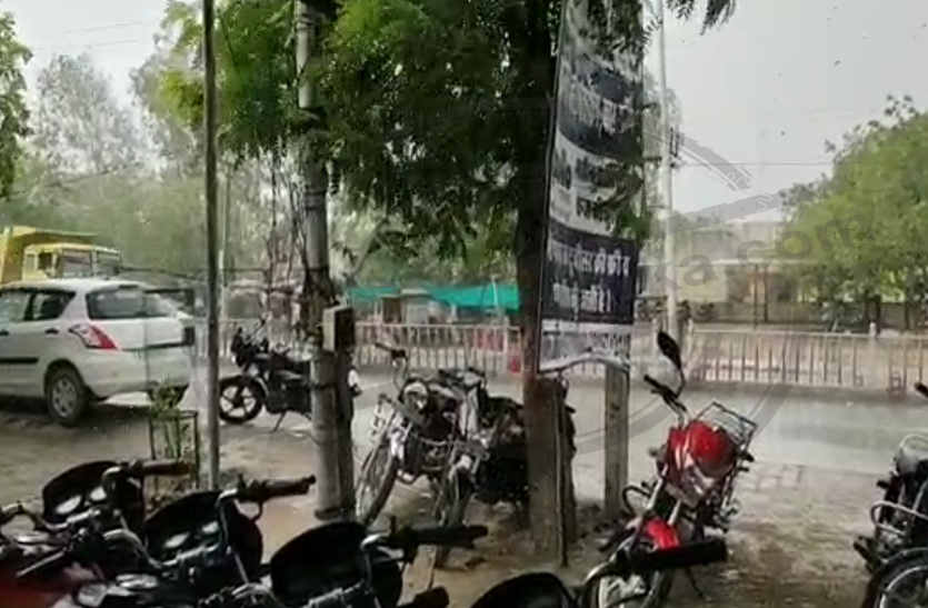 दिनभर तेज गर्मी व उमस के बाद शाम को बारिश से राहत