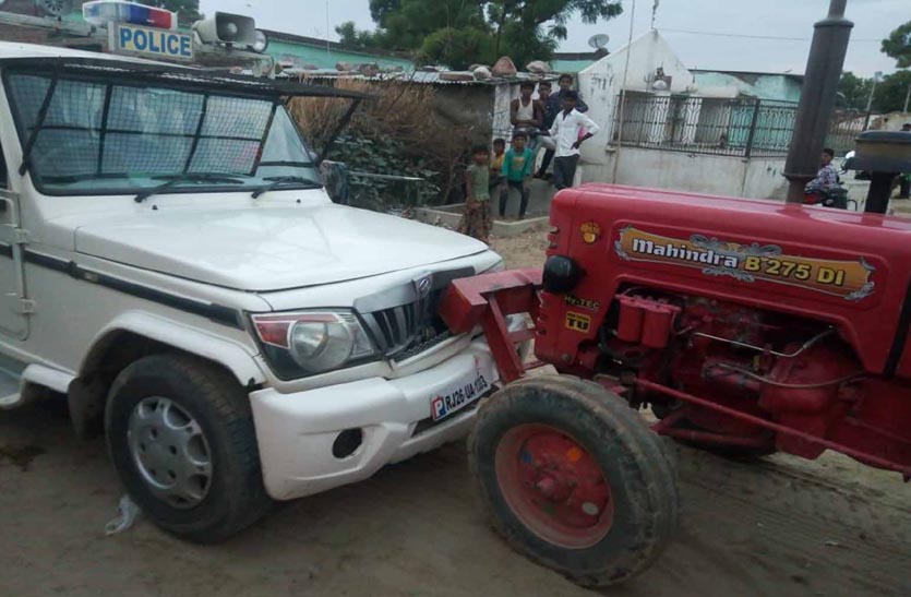 graffiti-smugglers-collide-with-tractor-to-police-jeep