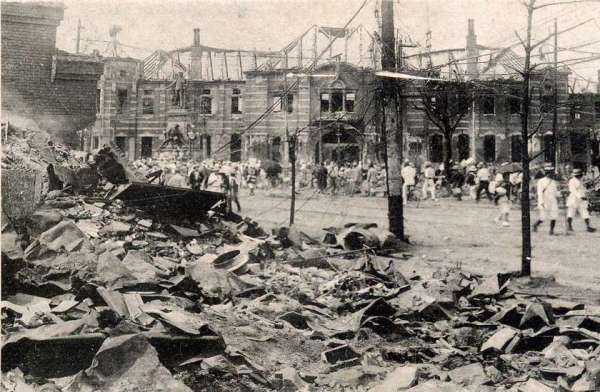 destroyed about 9,000 homes and caused at least 22,000 deaths 