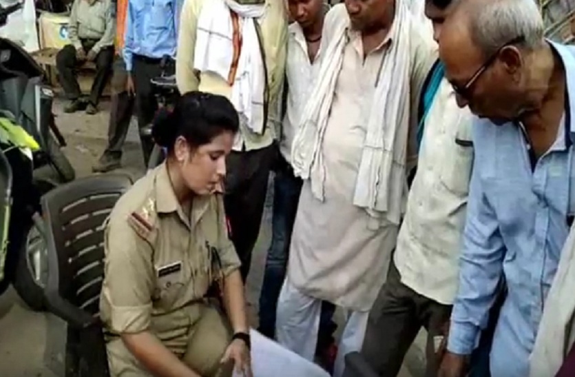Mahila police handle traffic arrangements