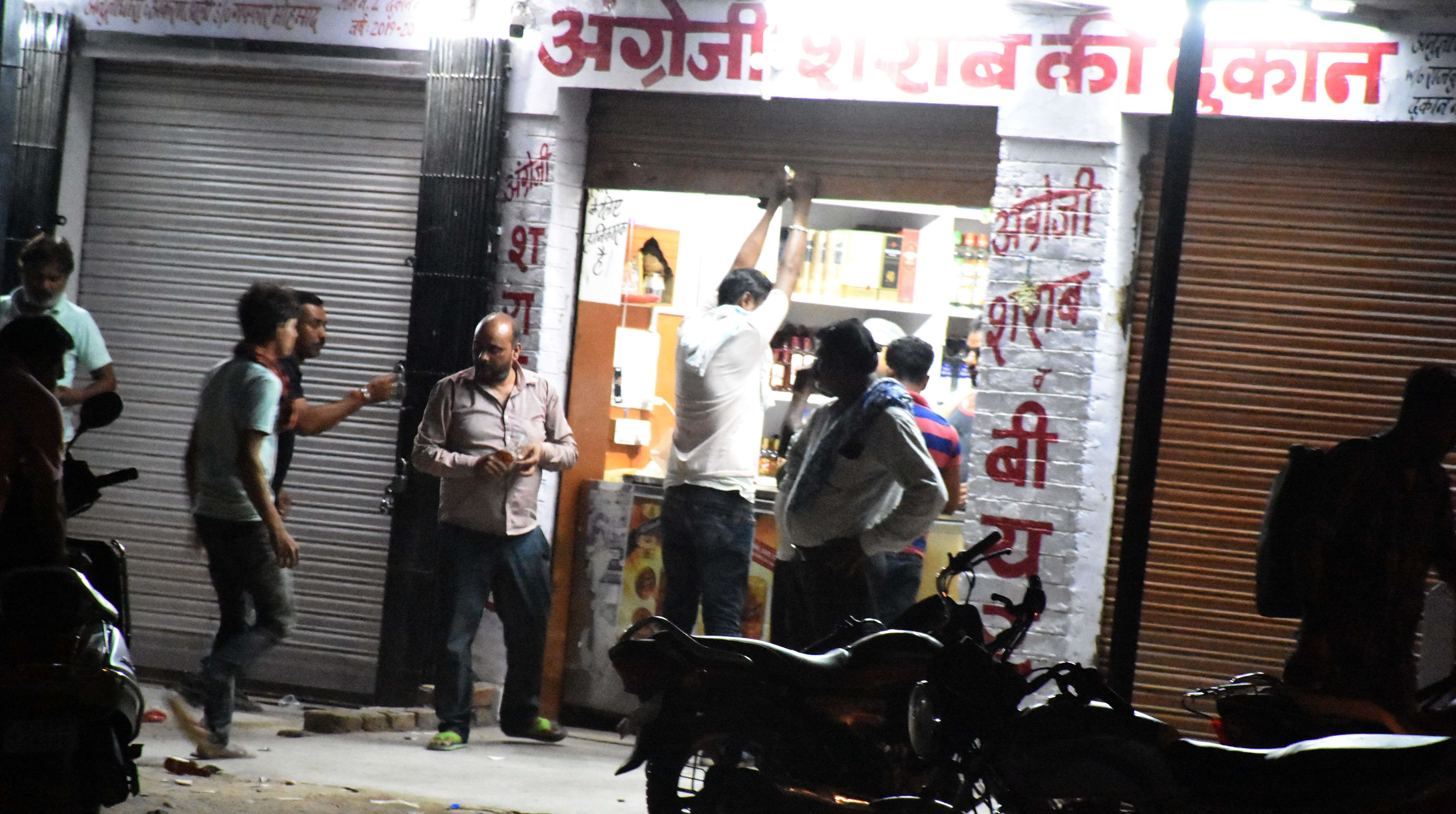 False Eyes: on the illegal sale of alcohol in Bikaner: View photos