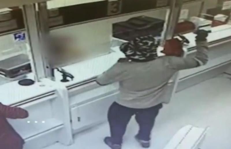 इस अनोखे फल की मदद से बदमाशों ने बैंककर्मियों को दिया धोखा, दो बार लूटा बैंक