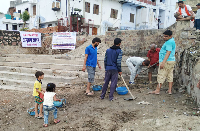 on-the-fourth-day-devotees-performed-shramdaan-in-the-pond