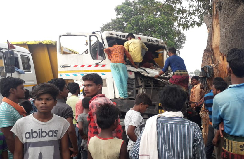 कोयला लोड ट्रेलर कनबेरी के पास पेड़ से टकराया, हेल्पर का टूटा पैर, बाल-बाल बची चालक की जान