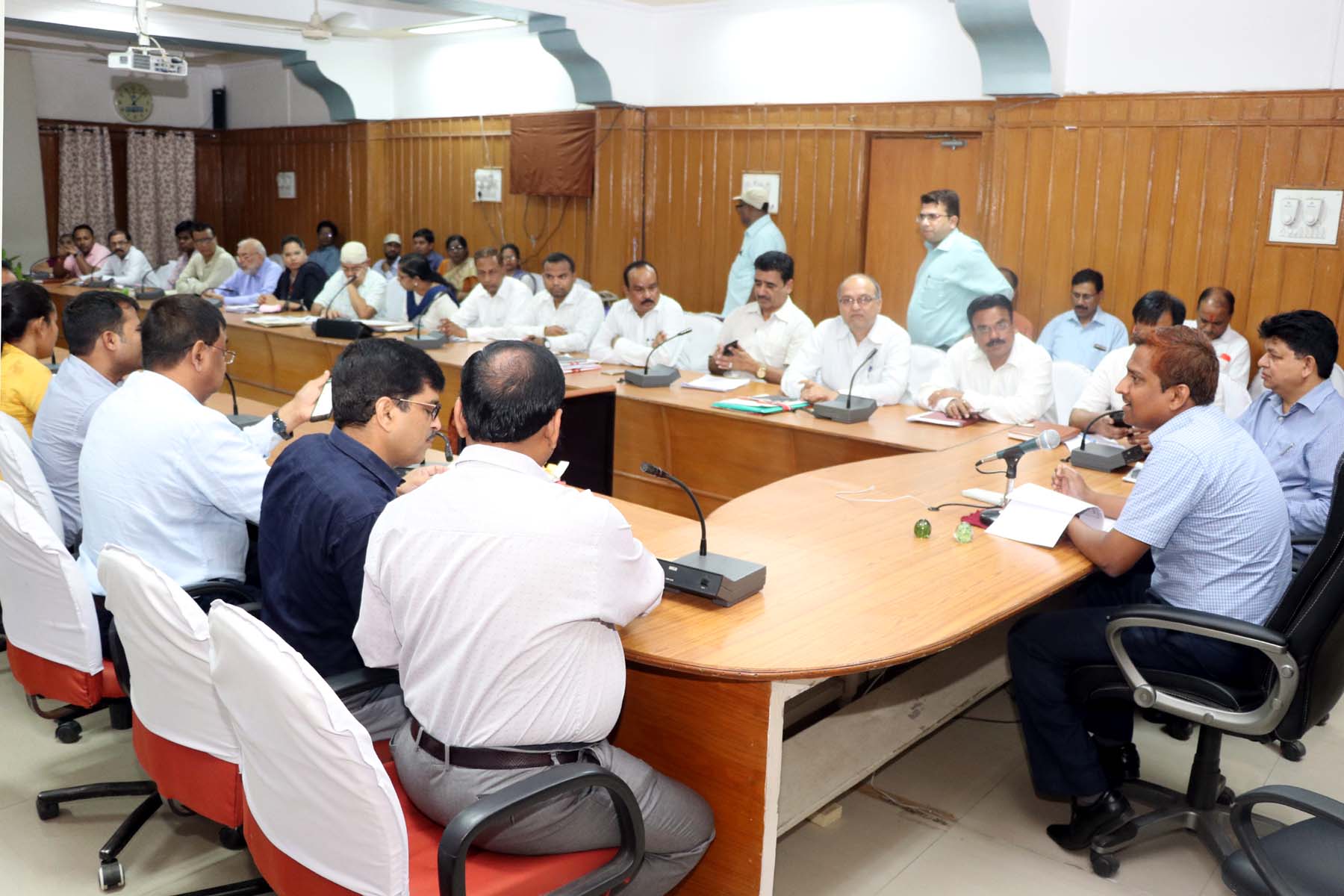 Incharge collector asked why the delay in the work of cows, sub-operator submitted report