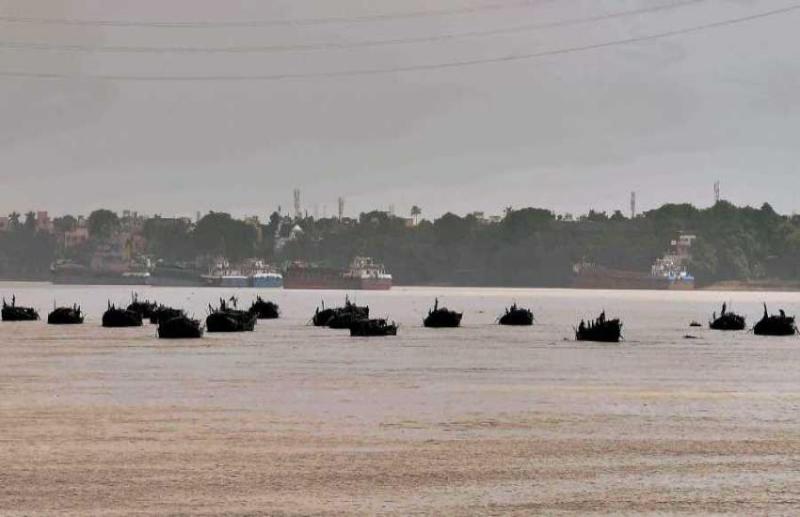 बिना मदद पानी से बहार निकलने का दावा कर नदी में घुस गया 'जादूगर', देखते ही देखते जमा हो गई भीड़ लेकिन...