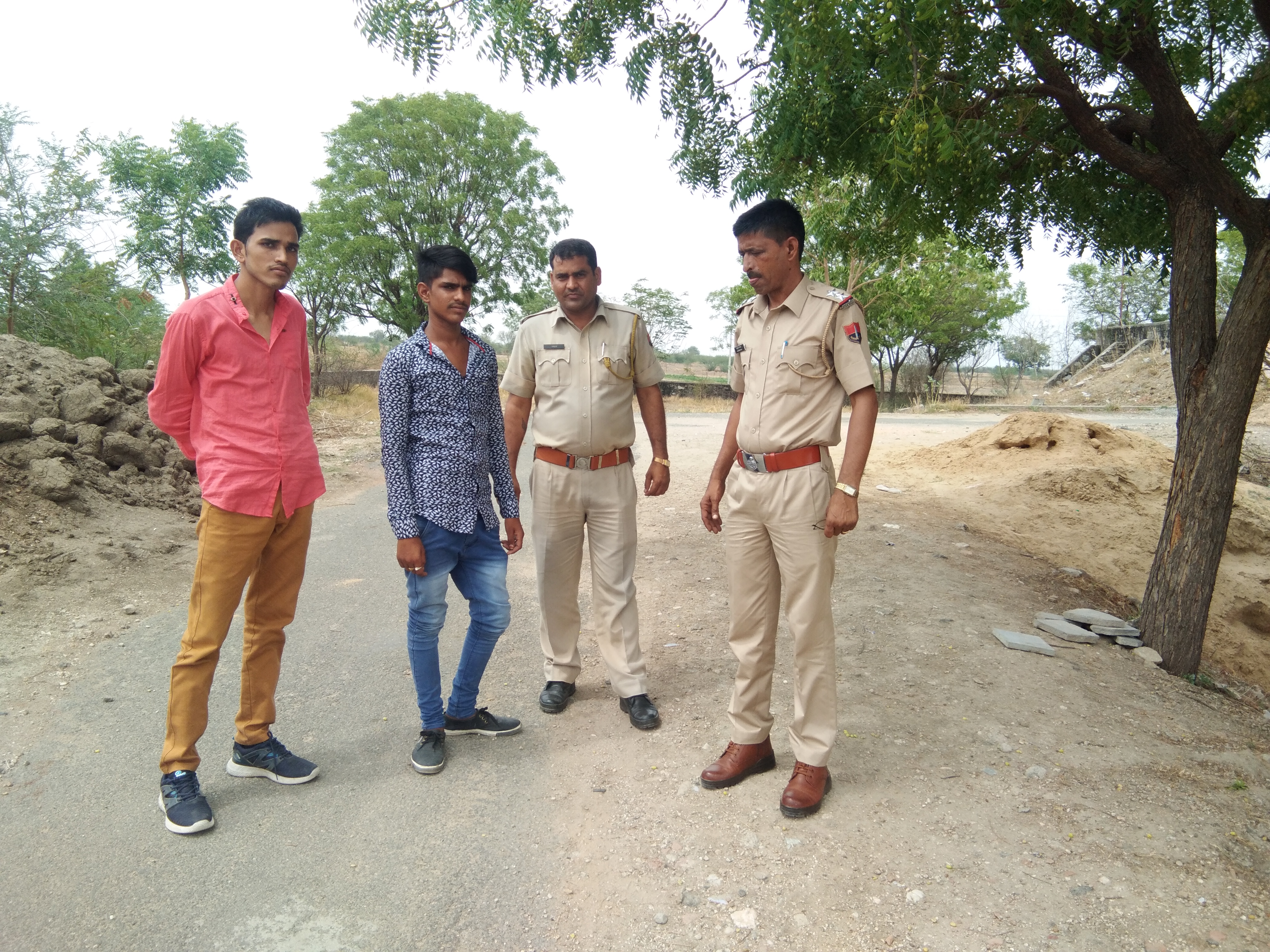 Looter robbery from youth on knife point