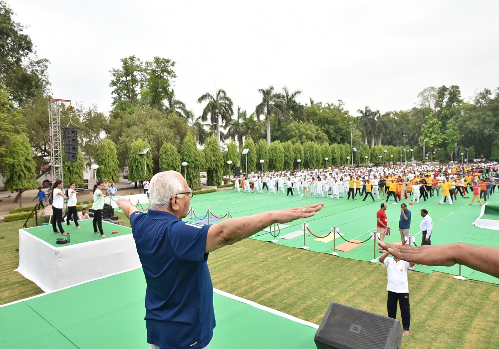 why governor Ram Naik done yoga before Yoga Day in Lucknow 