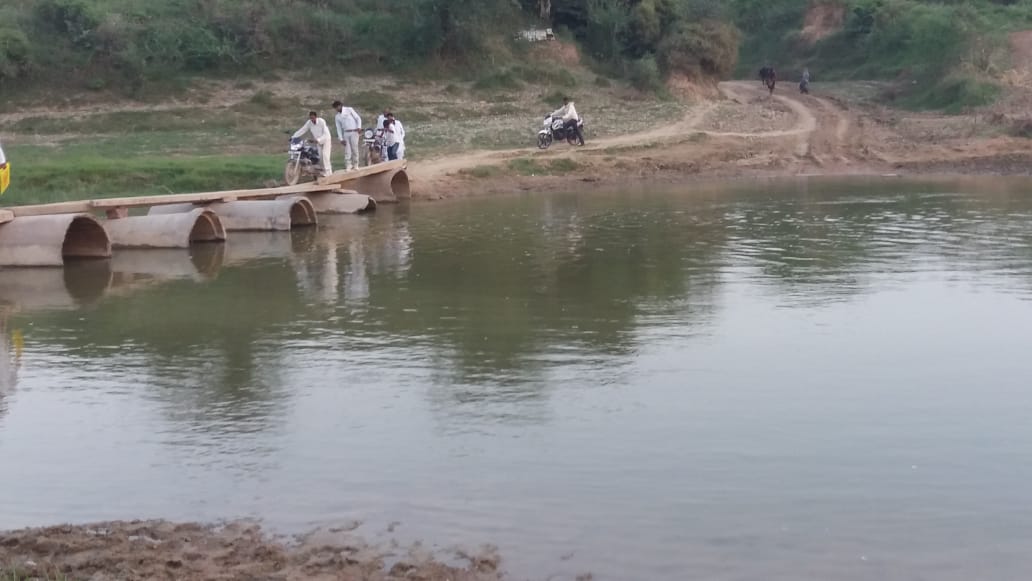 Parvati river crossing by putting electric poles, news in hindi, mp news, dabra news