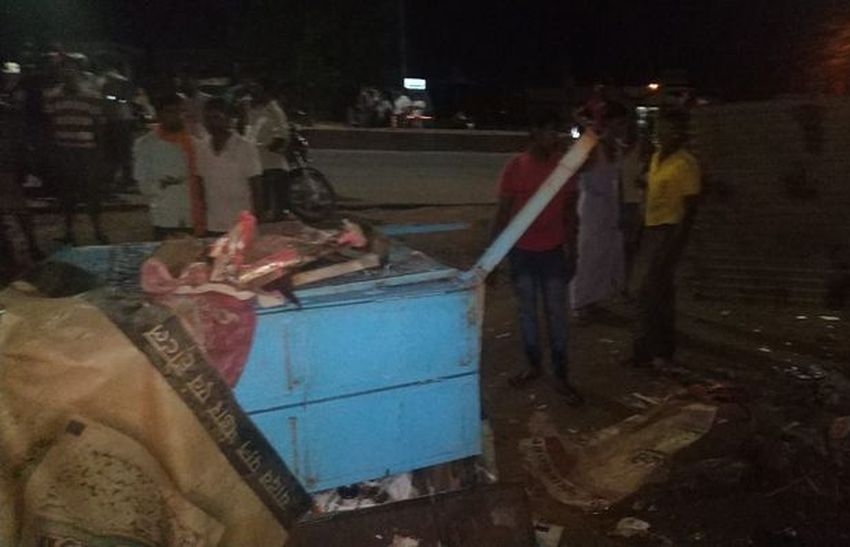 नशा में धुत रईसजादों ने 100 की रफ्तार से दौड़ाई कार, टपरे को किया चौपट