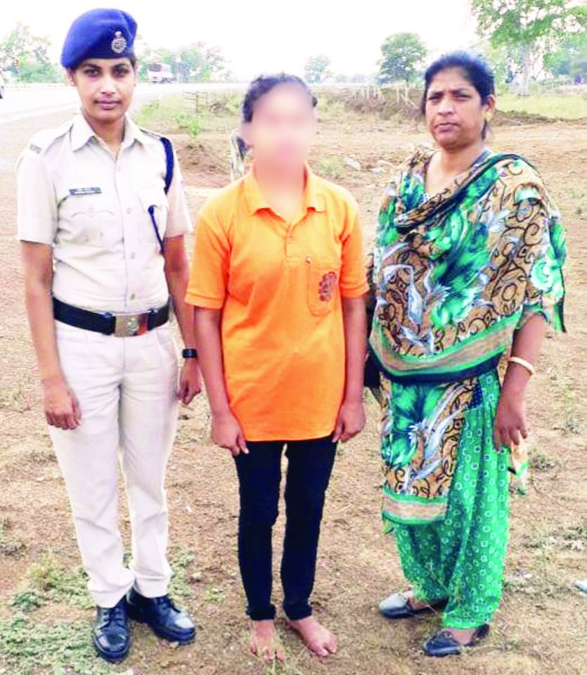 20 year old girl drunk and abused in train