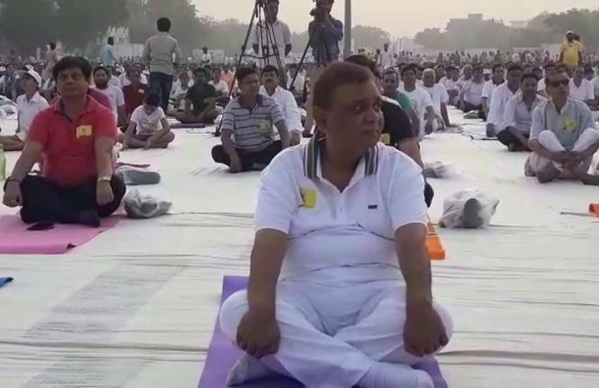 International Yoga Day: आध्यात्मिक गुरु के साथ मोदी के मंत्रियों ने हजारों लोगों
के बीच किए योगासन, देखें तस्वीरें-