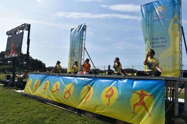 yoga in front of white house