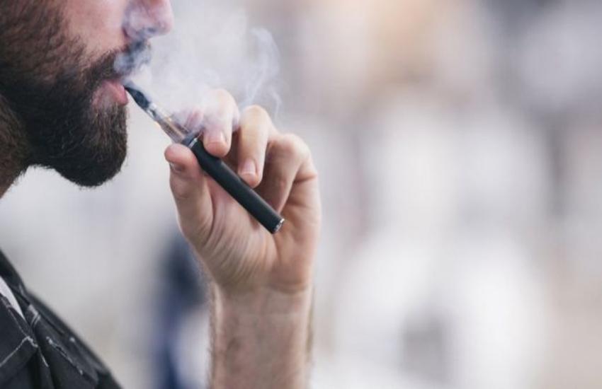 ई-सिगरेट पीते वक्त युवक के मुंह में हुआ ब्लास्ट, फट गया पूरा जबड़ा और …