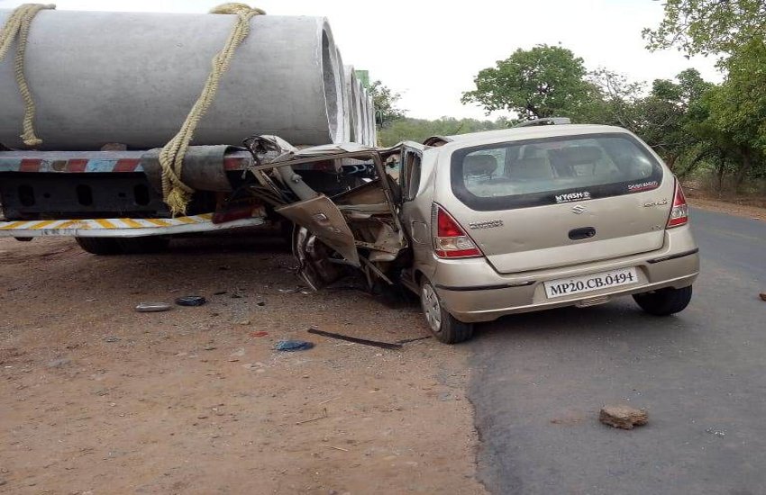 two killed in road accident and four injured