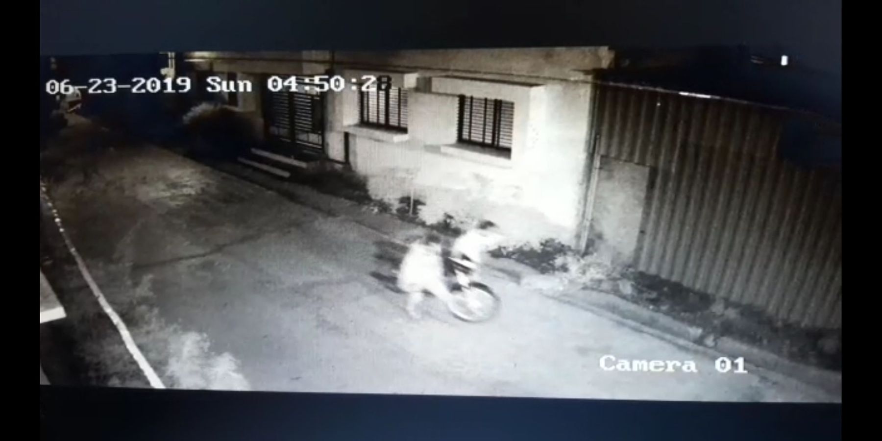 हैंडल लॉक नहीं खुला तो बाइक उठाकर ले गए बदमाश सीसीटीवी कैमरे में कैद हुए बदमाश