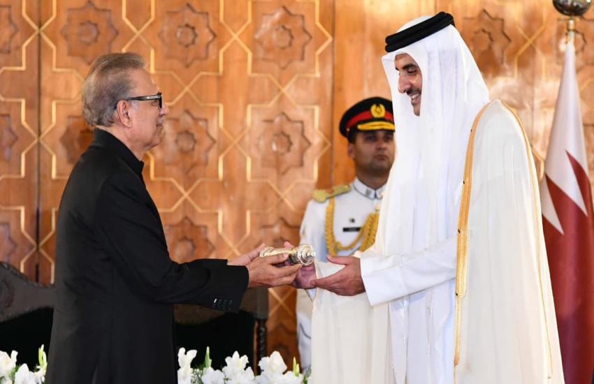 कतर के अमीर को पाकिस्तान का सर्वोच्च सम्मान देते राष्ट्रपति अल्वी