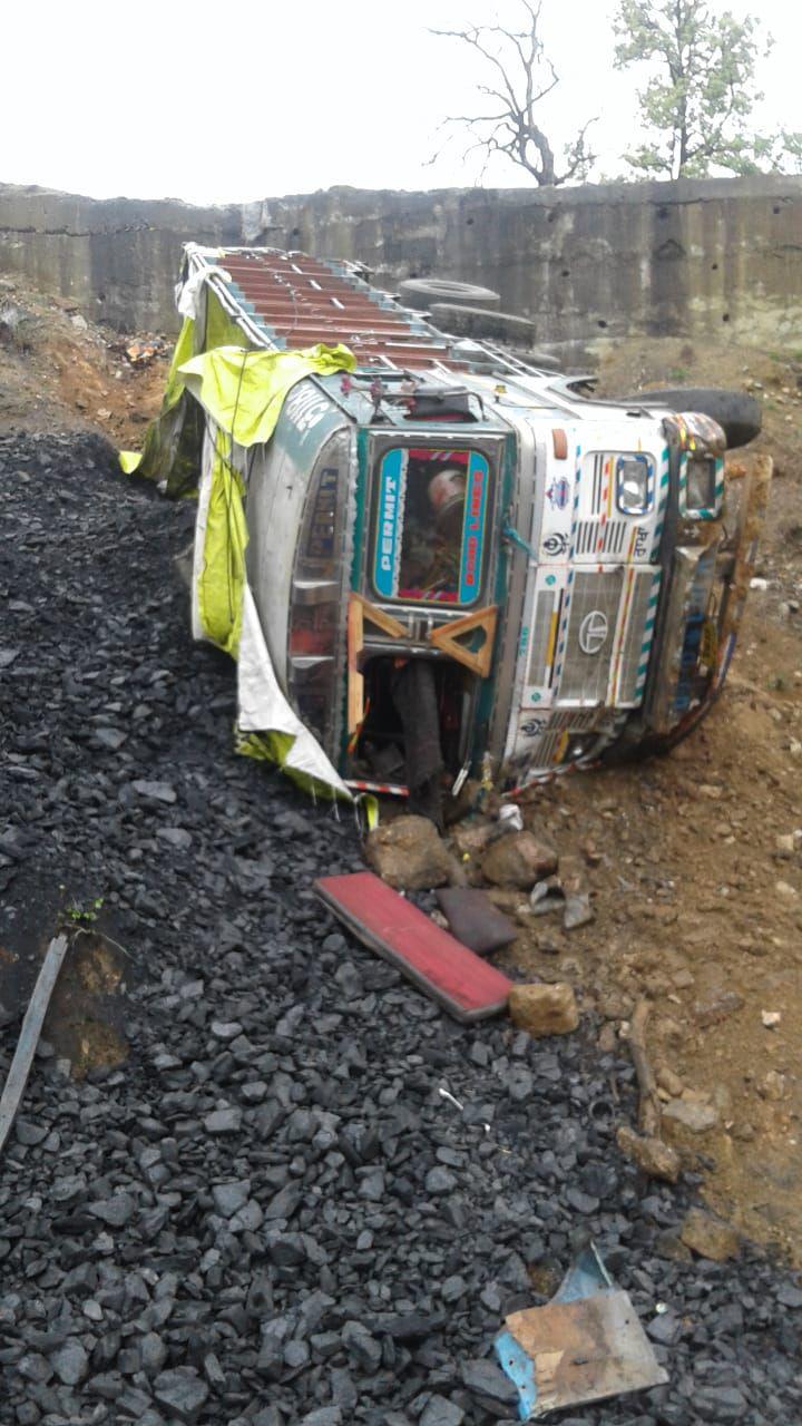 Truck driver dies in accident in Bilaspur Chhattisgarh